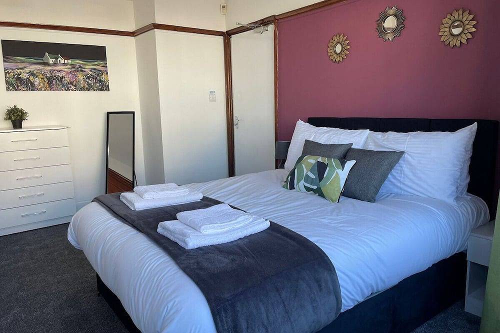 Birch, 7 Large Bedrm, Sleeps 14 in Birmingham, Birmingham e dintorni