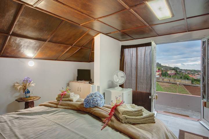 Chalet 'Luci's House' with Sea View, Private Terrace, and Wi-Fi in São Jorge Byen, Maderia
