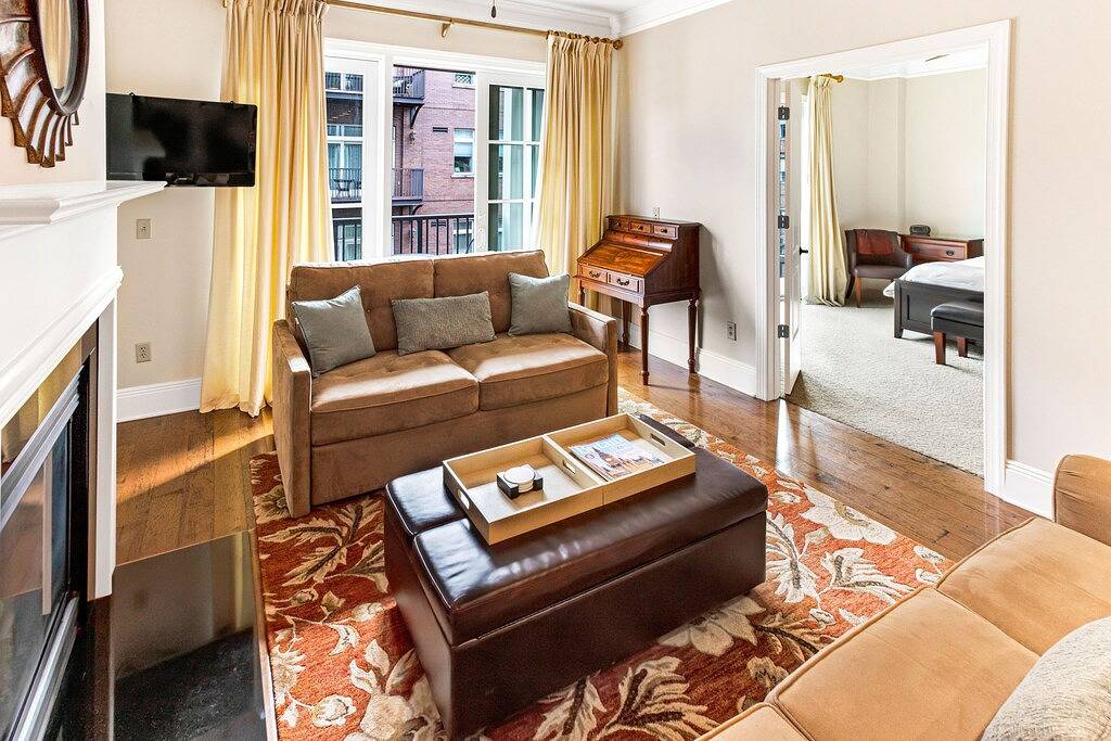 Ganze Wohnung, Steps To River Street, City Market w/ Private Parking by Lucky Savannah in Savannah, Chatham County