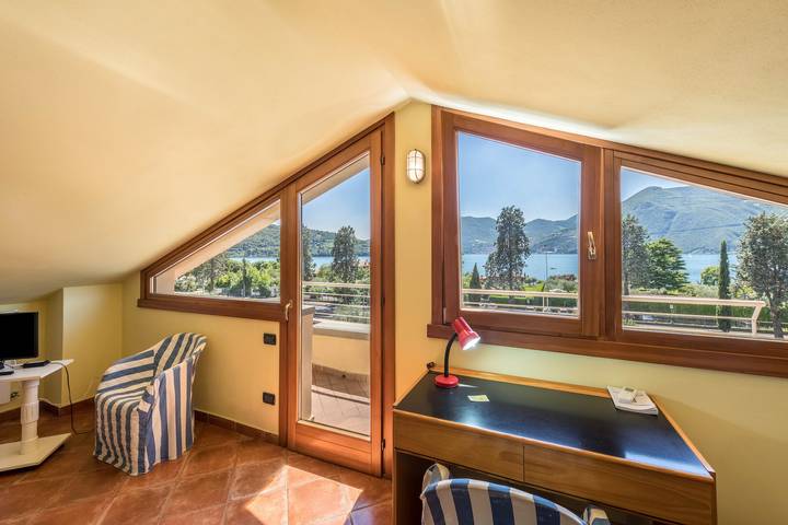 Entire apartment, Apartment 'Casa Caterina Mansarda' with Lake View, Garden & Wi-Fi in Marone, Comune di Marone