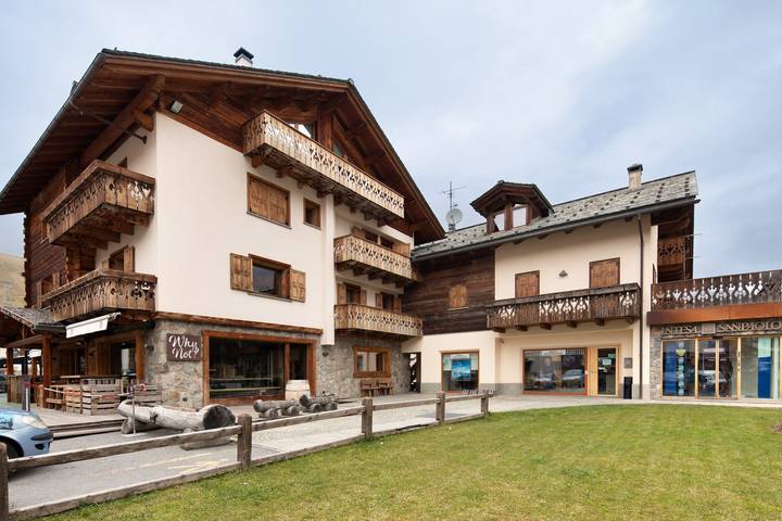Entire apartment, Apartment '2' with Mountain View, Balcony and Wi-Fi in Livigno (Town), Livigno