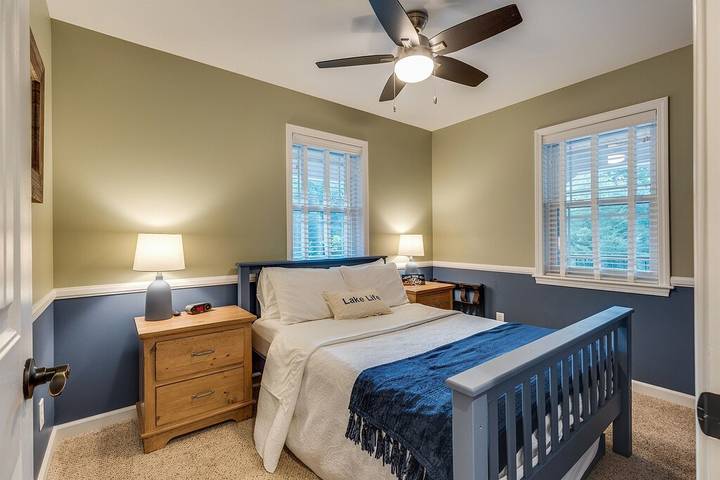 Vacation rental for 10 people, with hot tub and balcony in Watauga Lake