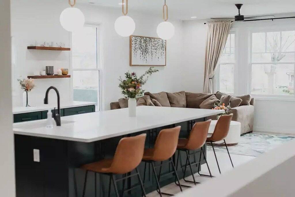 Ganze Wohnung, Modern Downtown Indy Apt - King Bed, Patio & Cute Flower Shop Below in Indianapolis, Indiana