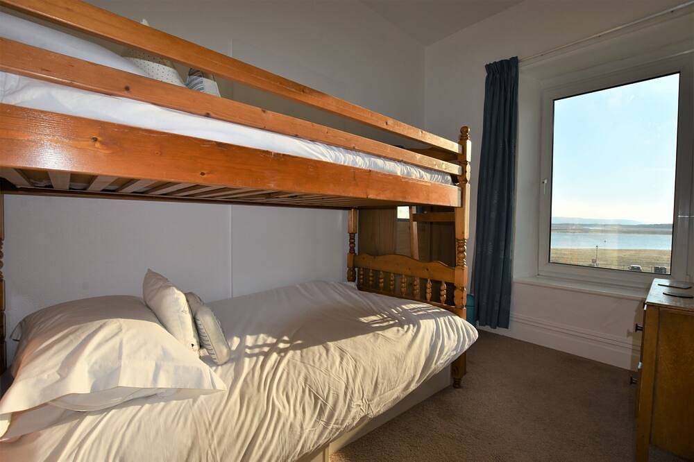 Wonderful 3 bedroom Apartment Sleeping 6 With Stunning Sea Views. in Aberdyfi, Aberdovey
