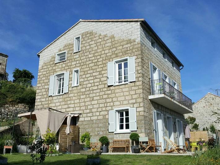 Gîte pour 2 personnes, avec jardin ainsi que terrasse et vue à Serra-di-Scopamène