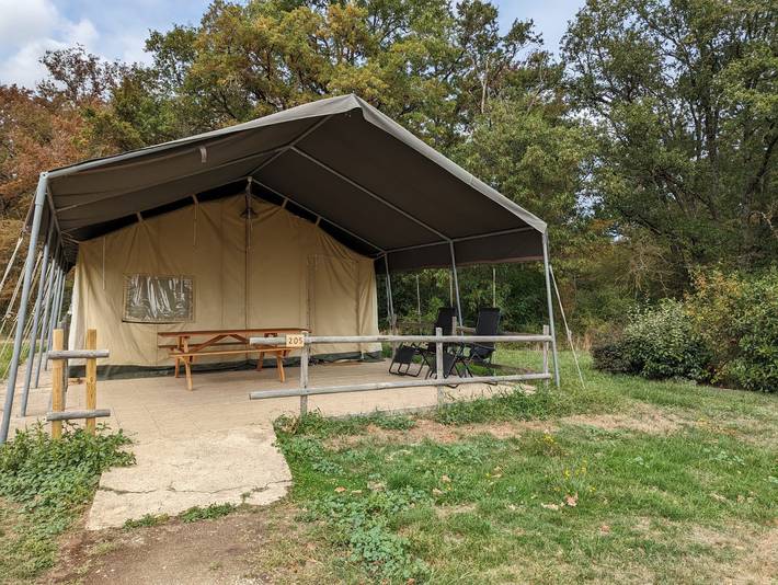 Location de vacances pour 6 personnes, avec jardin et piscine à Lignac