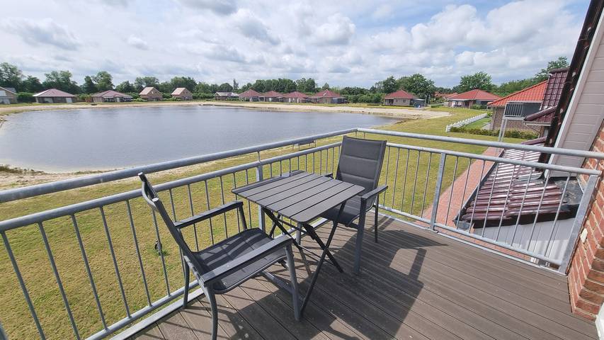 Appartement de vacances pour 2 personnes, avec piscine et vue sur le lac ainsi que vue et balcon