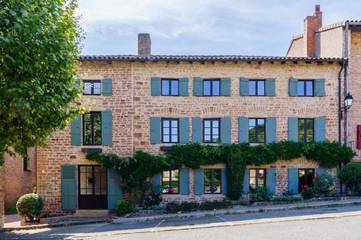 Location de vacances pour 15 personnes, avec jardin ainsi que vue et piscine, animaux acceptés à Leynes