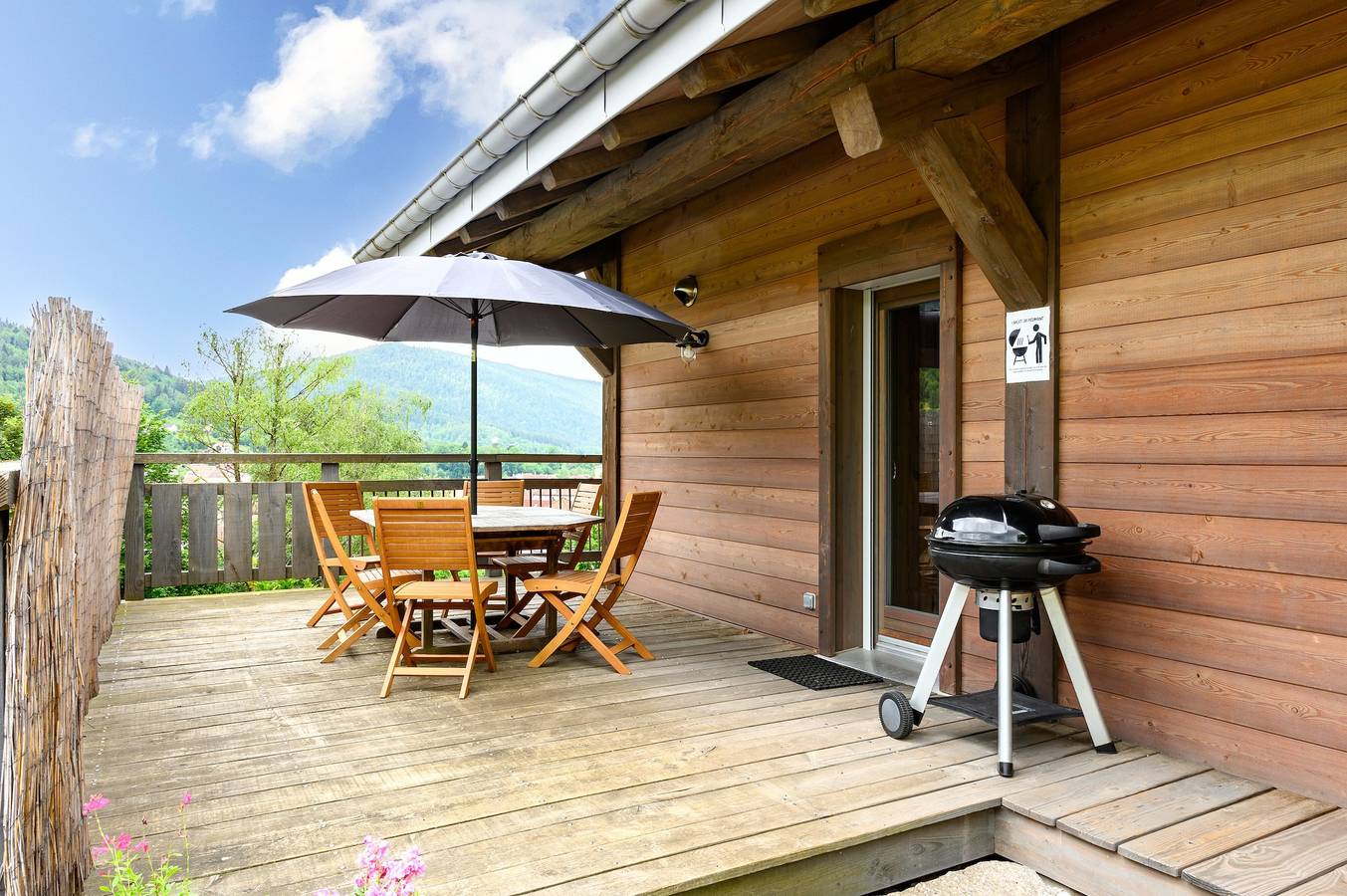 Chalet "Du Piedmont" avec vue sur les montagnes, terrasse privée et Wi-Fi in Cornimont, Parc naturel régional des Ballons des Vosges