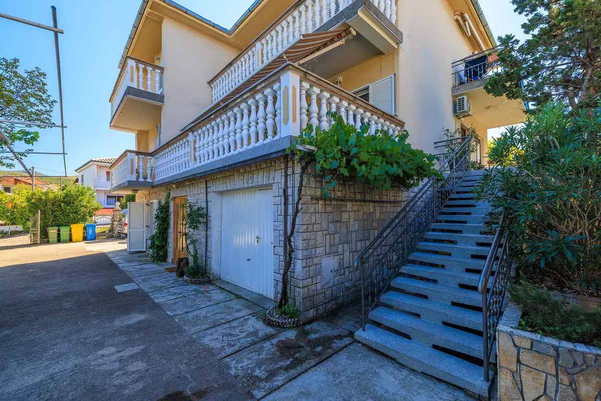 Cały apartament wypoczynkowy, Mieszkanie wakacyjne z tarasem parkingiem in Jadranovo, Żupania primorsko-gorska