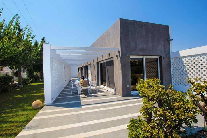 Villa pour 4 personnes, avec Balcon et Terrasse ainsi que Jardin et Piscine