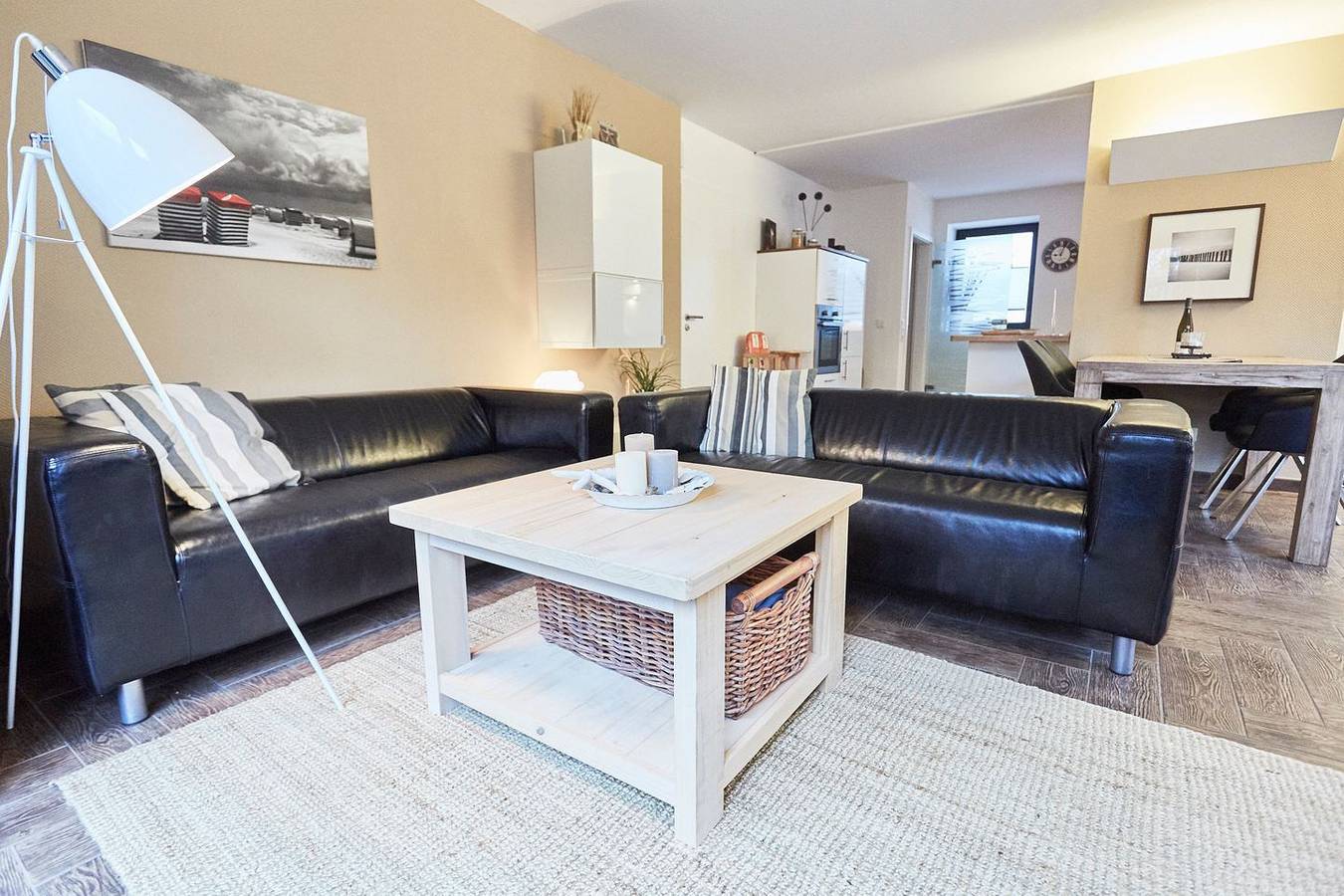 Modern ausgestattete und großzügig geschnittene Ferienwohnung im Ortskern. in Borkum