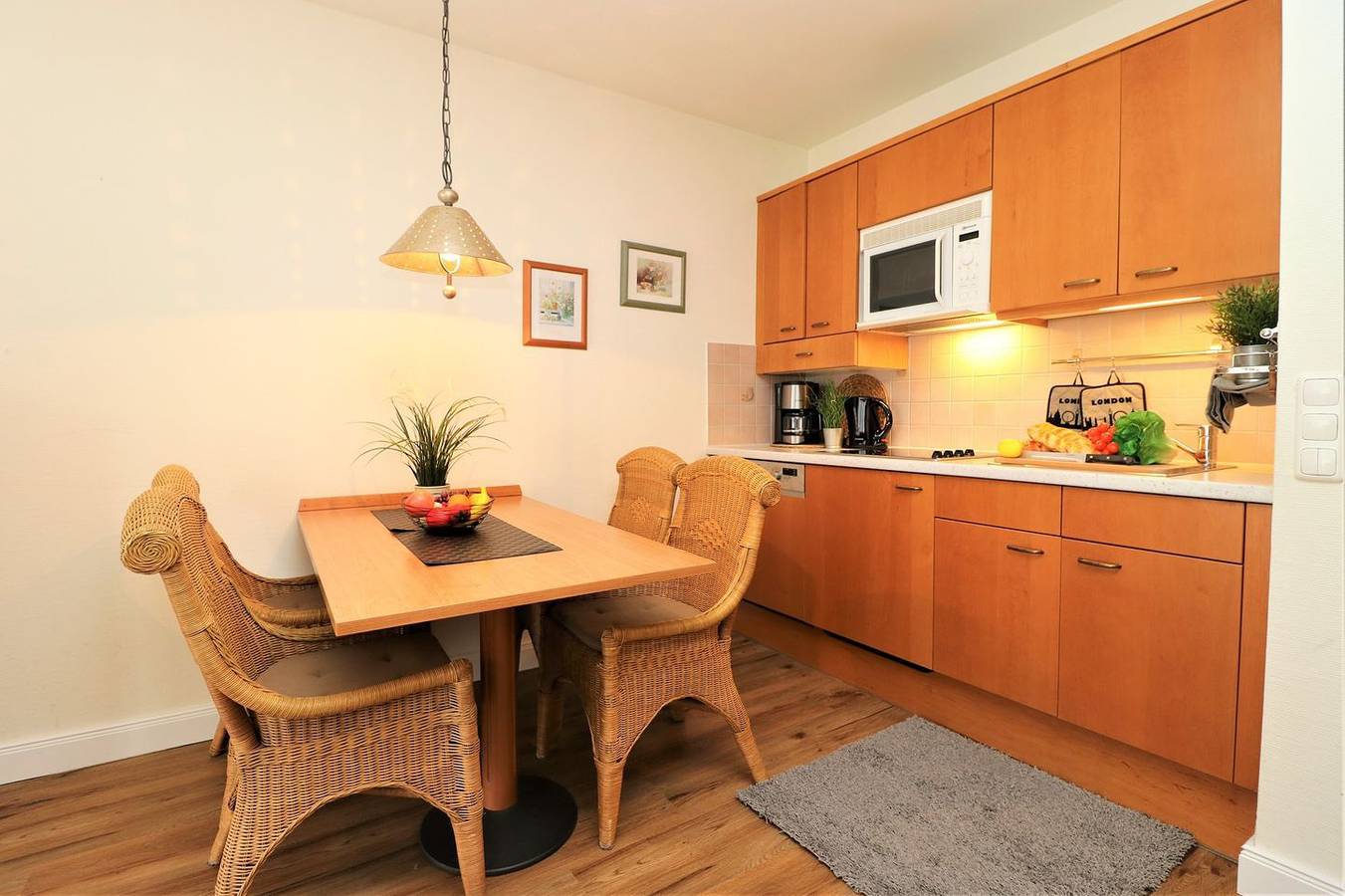 Entire apartment, Ferienwohnung mit Terrasse direkt hinter der Düne nur wenige Schritte zum Strand in Wustrow, Fischland
