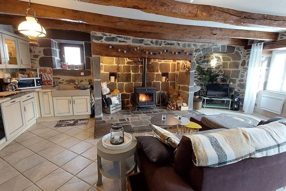 Maison de charme 6 pers avec grande terrasse – proche Salers et Puy Mary in Anglards-de-Salers, Parc naturel régional des Volcans d'Auvergne