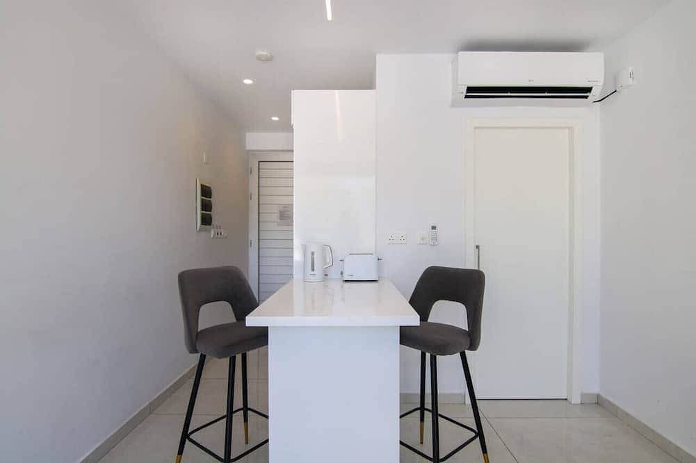 Entire apartment, Phaedrus Living: Deluxe Flat Harbour Suites 112 in Paphos, South Cyprus