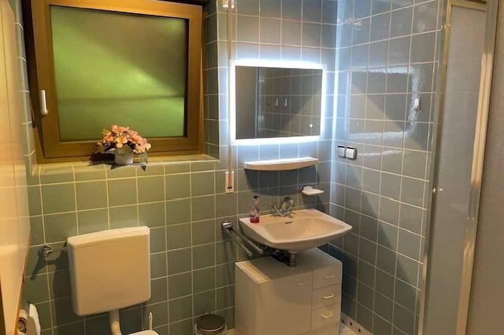 Ganze Wohnung, Große Ferienwohnung für 2 - 3 Personen, 80qm, 2 Schlafzimmer, überdachte Terrasse in Saaldorf-Surheim, Rupertiwinkel