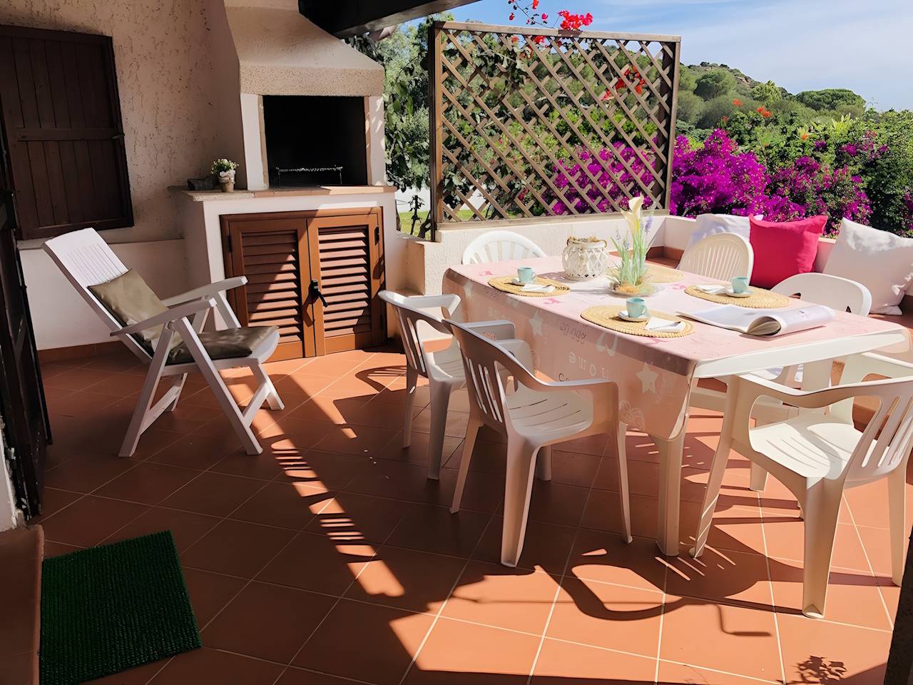 Ganze Wohnung, Apartment 'Trilocale Taverna 80 m vom Strand' mit Meerblick, privater Terrasse & Klimaanlage in Porto Taverna, Loiri Porto San Paolo