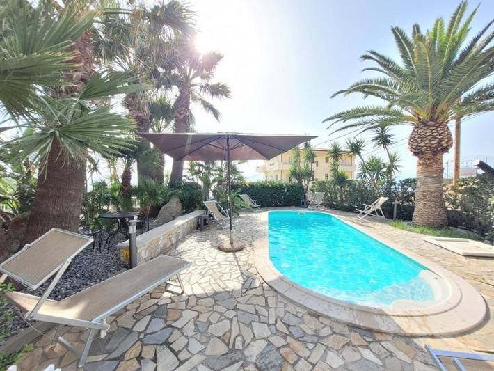 Location de vacances pour 10 personnes, avec piscine ainsi que jardin et vue à Reggio de Calabre - 3