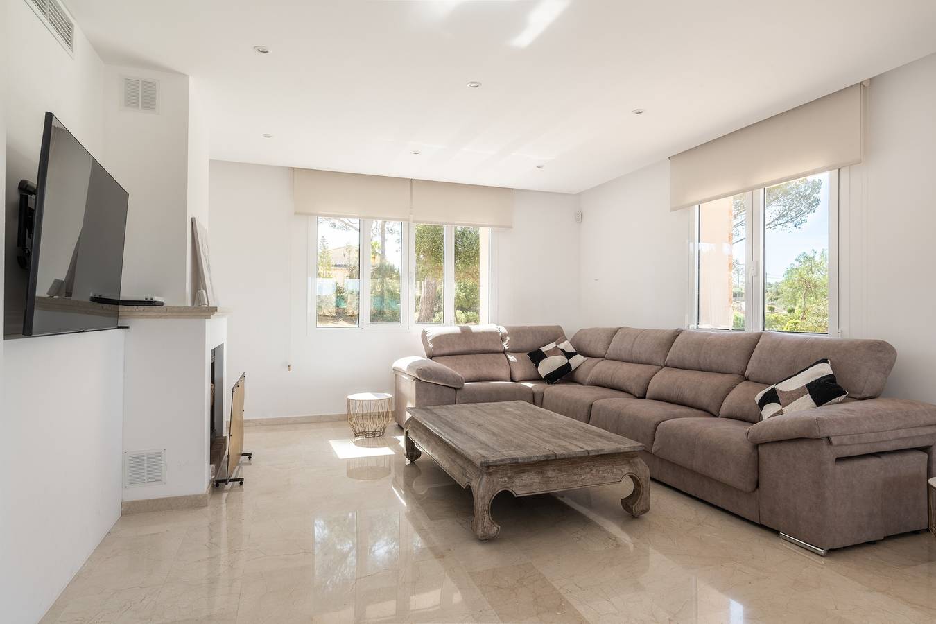 Villa Can Luciana with Private Pool, Garden, and Exclusive Outdoor Area in Mallorca in S'Aranjassa, Palma de Mallorca