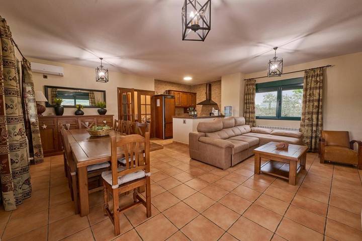 Casa rural para 12 personas, con piscina además de vistas y jardín en Burujón