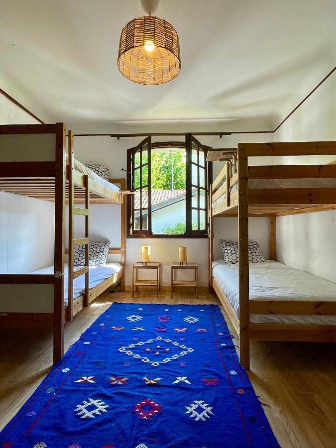 Auberge pour 4 personnes, avec jardin ainsi que piscine et terrasse