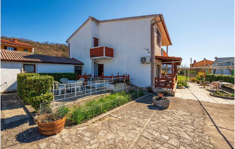 Apartamento vacacional entero, Acogedor apartamento en planta baja con terraza cerca del centro de Labin in Labin City, Labin