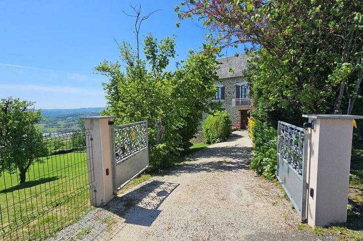 Location de vacances pour 10 personnes, avec jardin et balcon à Allassac