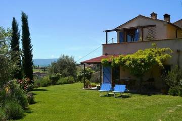 Gîte pour 4 personnes, avec balcon et jardin à Serrungarina