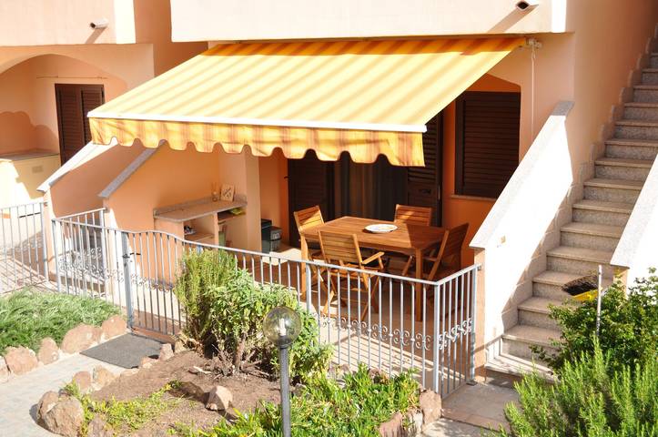 Entire apartment, Apartment 'La Rosa Dei Venti' with Shared Pool and Air Conditioning in Viddalba, Sassari Province
