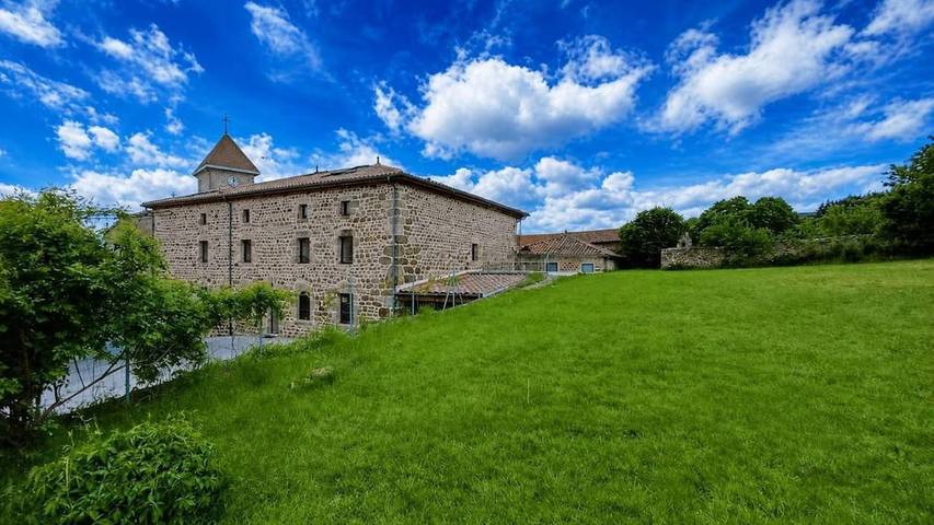 Location de vacances pour 7 personnes, avec jardin et jacuzzi à Nozières
