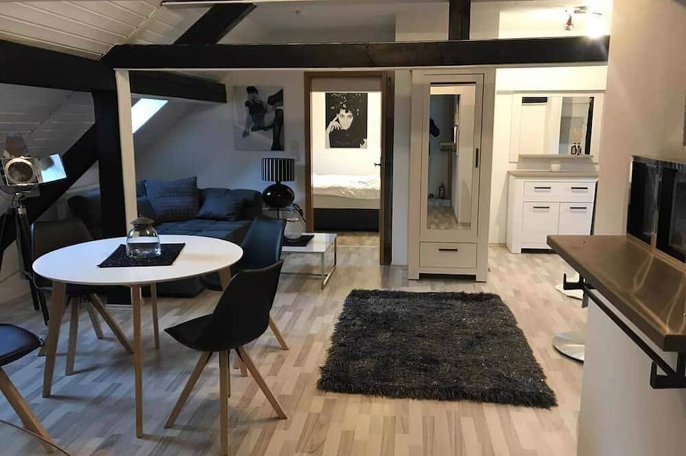 Ganze Wohnung, Ferienwohnung im Dg mit großem Garten und Zugang zur Waldnaab in Neustadt an der Waldnaab, Naturpark Nördlicher Oberpfälzer Wald