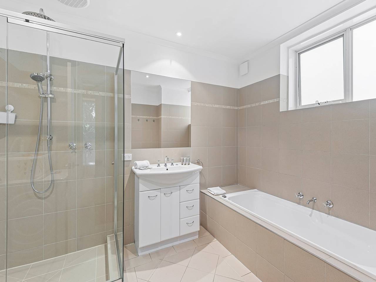 Entire apartment, Charming Inner-City Stay- Space, Style & Location in South Yarra, Melbourne