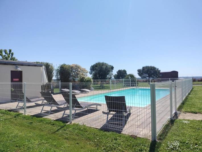 Location de vacances pour 22 personnes, avec piscine ainsi que vue et jardin dans Terranjou