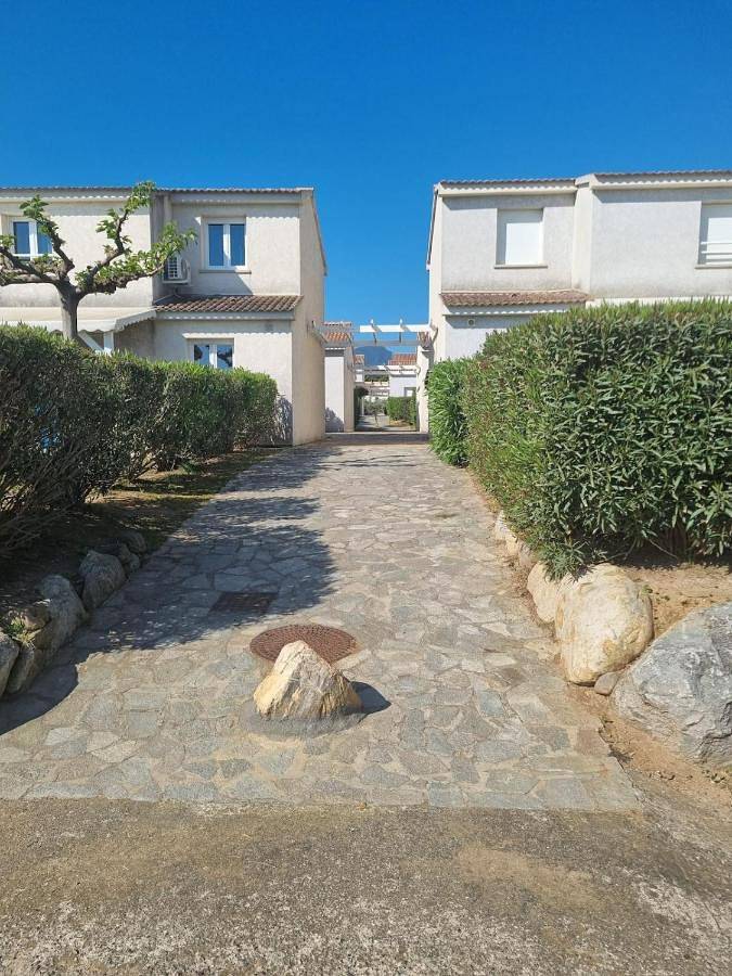 Location de vacances pour 4 personnes, avec vue et jardin ainsi que terrasse et piscine dans Prunete - 4