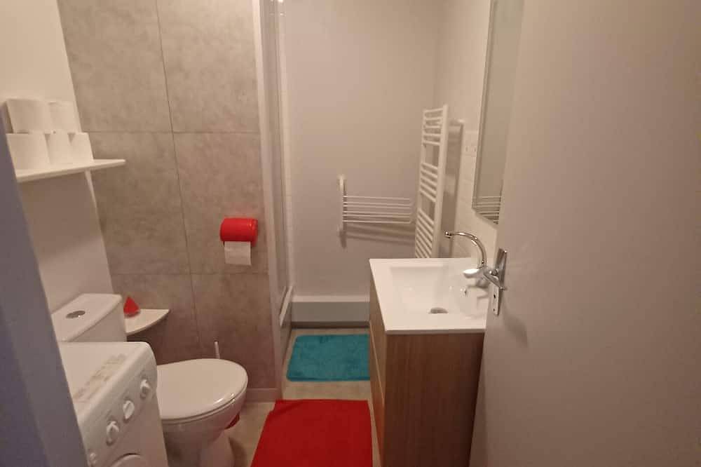 Appartement entier, Studio calme avec parking et vue sur Monts du Cantal in Lac Pavin, Besse-et-Saint-Anastaise