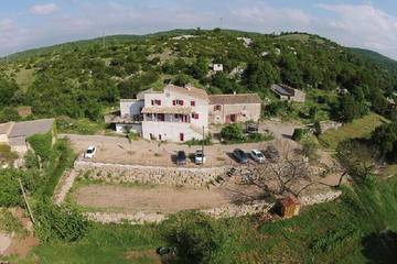 Location de vacances pour 12 personnes, avec jardin et jacuzzi, animaux acceptés à La Vacquerie-et-Saint-Martin-de-Castries