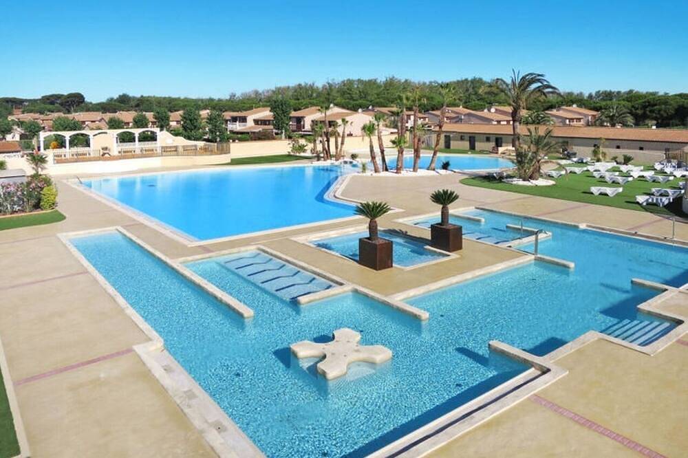 Maison  avec piscines chauffée/parc aquatique/400m mer& commerces in Portiragnes Plage, Portiragnes