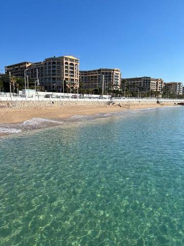 Gîte pour 4 personnes, avec vue et bassin pour enfant ainsi que piscine et terrasse dans Office De Tourisme Cannes La Bocca