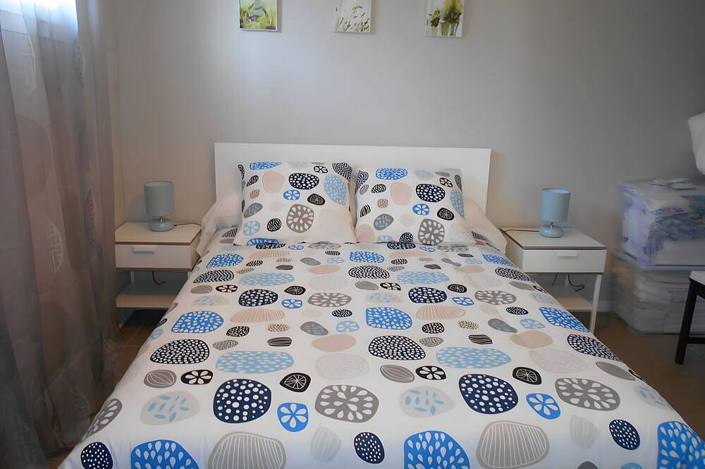 Entire apartment, Apartment 'La Vie Est Belle' with Shared Pool, Wi-Fi and Air Conditioning in Meynes, Nimes region