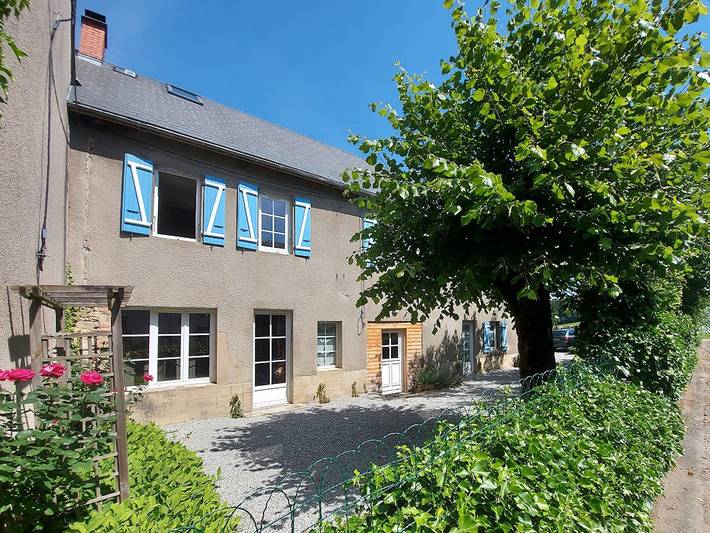 Gîte pour 15 personnes, avec terrasse ainsi que piscine et jardin, animaux acceptés à Montel-de-Gelat