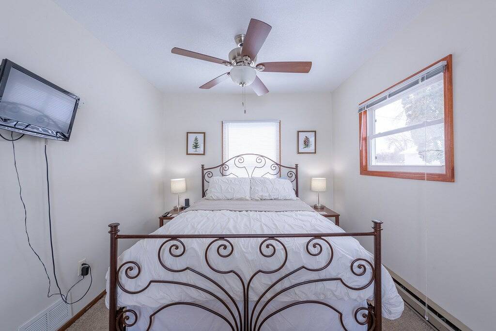 Lakefront Cozy Cabin w/ Dock; 2 Br- 1Ba, One Hour from the Twin Cities in Chisago County