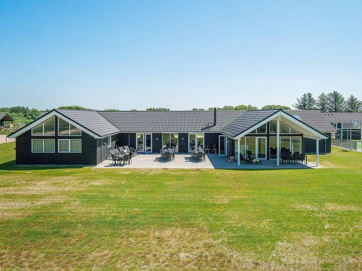 Ferienhaus für 30 Personen, mit Whirlpool und Terrasse sowie Pool und Sauna in Houstrup Strand