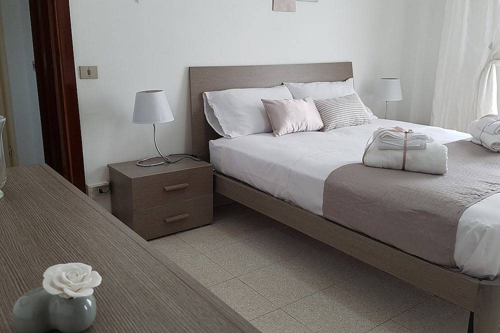 Entire apartment, Apartment 'Il Nido Di Pikki' with Sea View, Balcony and Wi-Fi in Falconara Marittima, Adriatic Coast Marken