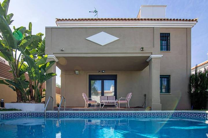 Villa pour 12 personnes, avec piscine ainsi que terrasse et jardin, animaux acceptés à Torremolinos