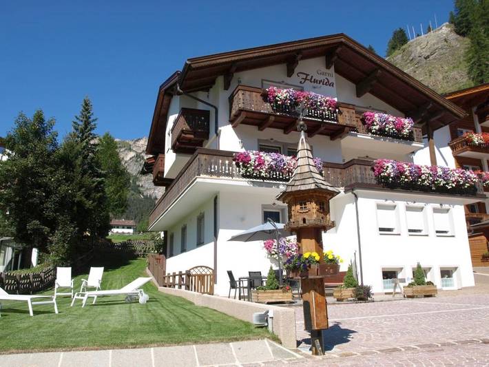 Chambre d’hôte pour 2 personnes, avec Balcon et Terrasse ainsi que Jardin et Vue à Wolkenstein