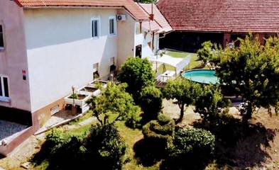 Location de vacances pour 10 personnes, avec piscine et bassin pour enfant ainsi que vue et jardin dans Ormož