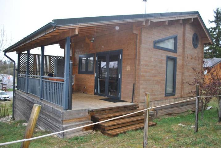 Chalet pour 4 personnes, avec terrasse ainsi que piscine et jardin