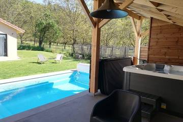 Gîte pour 6 personnes, avec jardin ainsi que jacuzzi et terrasse à Saint-Romans