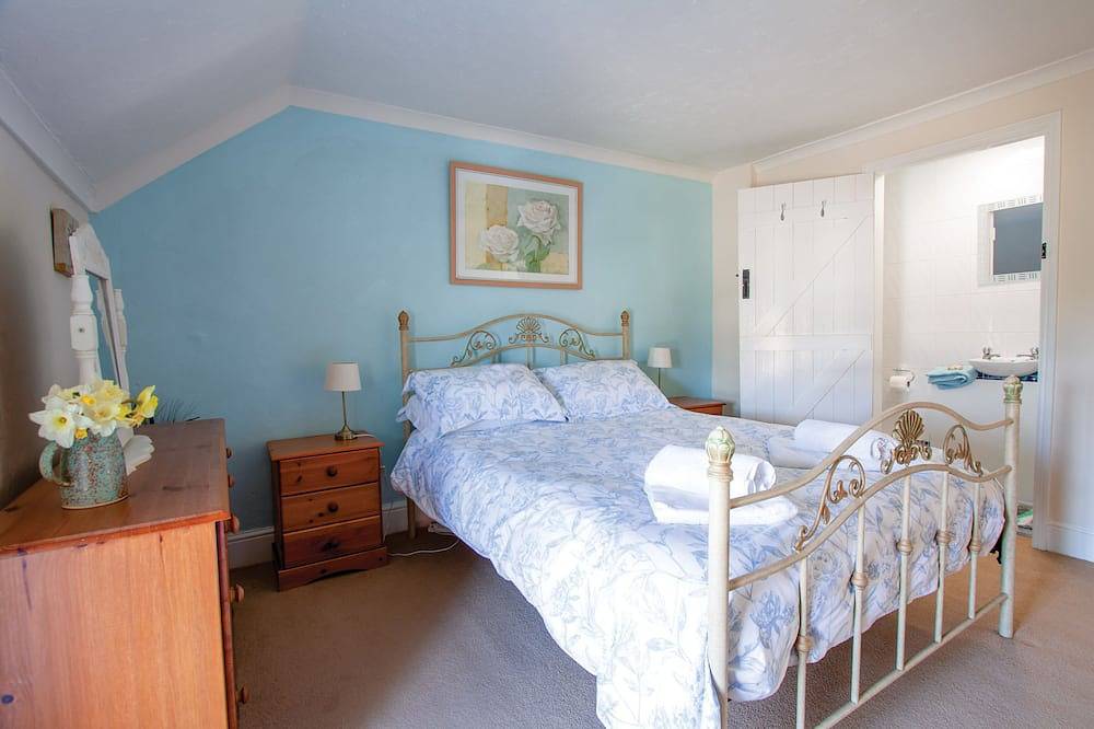 Rural location,  surrounded by farmland, ancient green lanes, footpaths & woods. in Swansea region