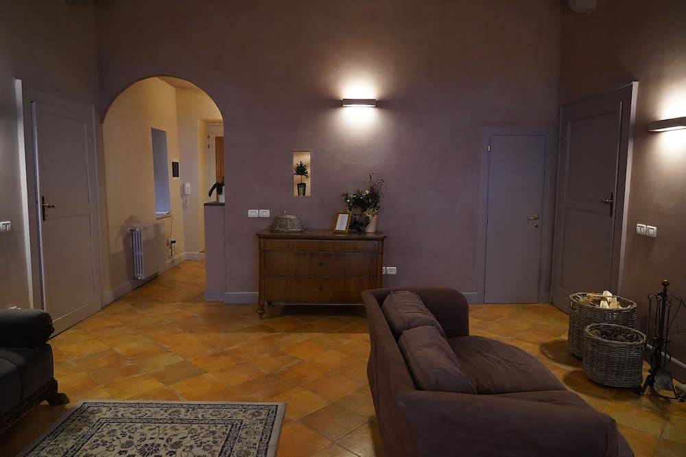 Entire apartment, Panoramic view apartment with fireplace and bathtub. Located in historical environment. in Assisi, Perugia Province